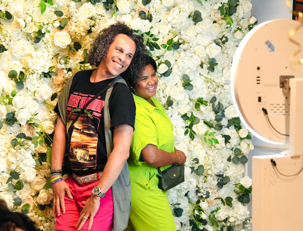 posing-flowerwall-photobooth